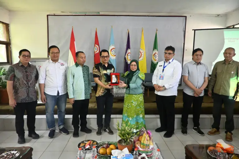 DPRD Jabar-KPID Jabar Dorong Penguatan Verifikasi Informasi Digital DPRD Jabar dan KPID Jabar mendorong penguatan literasi digital, ditandai penandatanganan MoU KPID Jabar dengan Politeknik Kepribadian Bangsa Indonesia. (Doc:Istimewa)