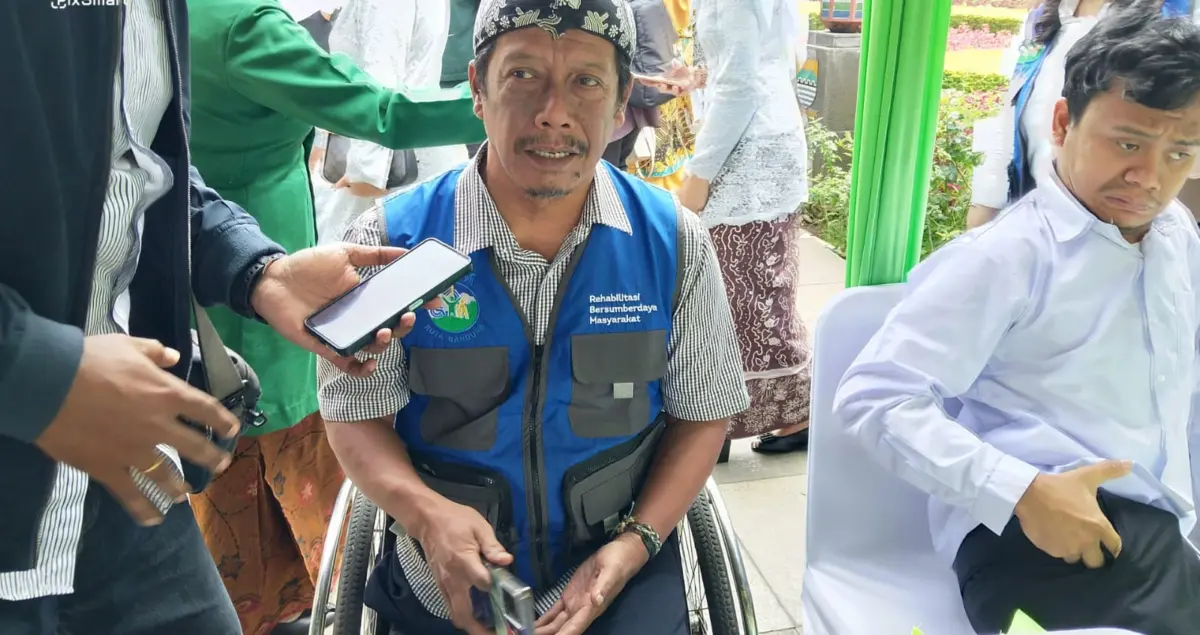 Perwakilan Rehabilitasi Bersumberdaya Masyarakat (RBM), Jumono, menyoroti akses fasilitas publik di Kota Bandung yang masih belum sepenuhnya ramah bagi penyandang disabilitas. (Sarah/Koran Mandala)