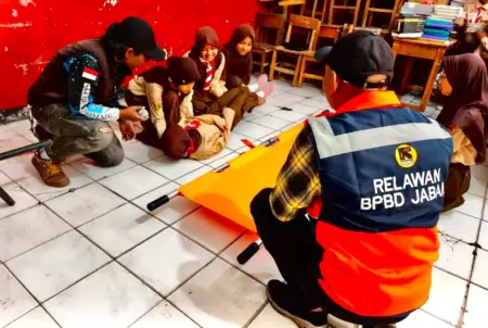 Kolaborasi Relawan Lakukan Edukasi Mitigasi Gempa dari Ruang Kelas hingga Pelosok RW Pelatihan mitigasi bencana di SDN 1 Jayagiri Lembang