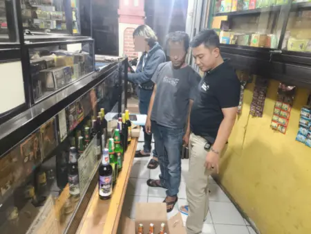 Polres Garut Amankan Puluhan Botol Miras di Tarogong Kaler Polres Garut mengamankan 30 botol minuman beralkohol di Kecamatan Tarogong Kaler. (Istimewa)