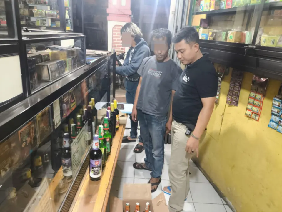 Polres Garut mengamankan 30 botol minuman beralkohol di Kecamatan Tarogong Kaler. (Istimewa)