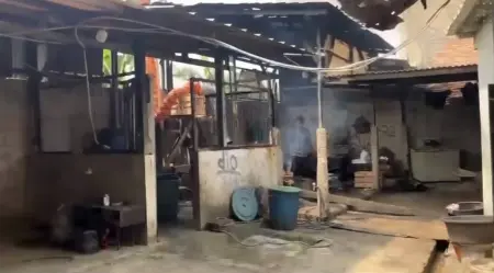 Warga Purwakarta mengeluhkan bau dan asap pembakaran kulit sapi di Gang Beringin (Istimewa)