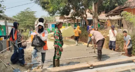 Warga Cijunti Gotong Royong Perbaiki Jalan Rusak di Purwakarta Warga Kampung Cijunti, Purwakarta, bergotong royong memperbaiki jalan lingkungan rusak melalui pengecoran bersama unsur TNI dan Polri. (Istimewa)