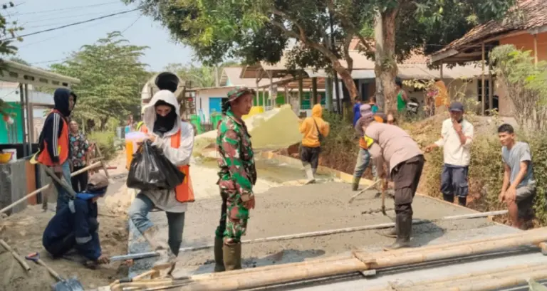 Warga Cijunti Gotong Royong Perbaiki Jalan Rusak di Purwakarta Warga Kampung Cijunti, Purwakarta, bergotong royong memperbaiki jalan lingkungan rusak melalui pengecoran bersama unsur TNI dan Polri. (Istimewa)