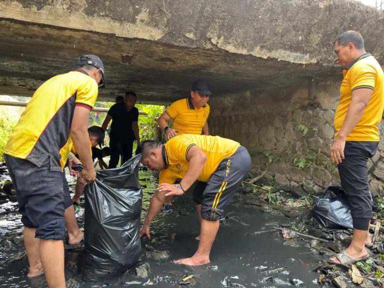 Jelang Musim Hujan, Selokan Purwakarta Mulai Dibersihkan Jelang musim hujan, selokan di Purwakarta mulai dibersihkan untuk mencegah sumbatan dan mengurangi risiko genangan saat hujan deras. (Rachma/Koran Mandala)