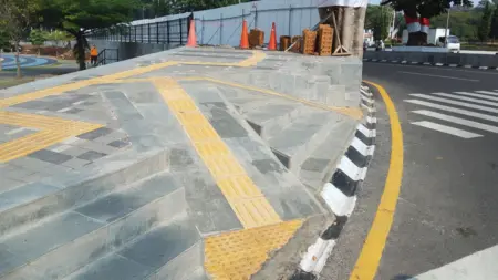 Bukan Sekadar Estetik, Trotoar Gasibu Diminta Lebih Ramah Difabel Trotoar di kawasan Gasibu, Kota Bandung, yang dinilai memiliki tampilan estetik, namun aksesnya disebut belum sepenuhnya ramah bagi penyandang disabilitas. (Sarah/Koran Mandala)