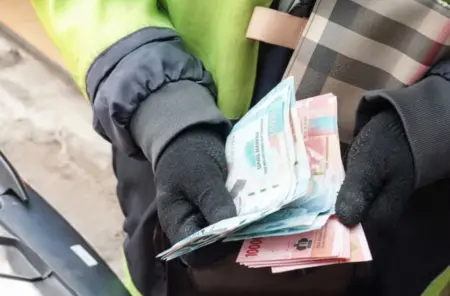 Diduga Edarkan Uang Palsu, Wanita Berjaket Ojol Diamankan Polisi Terduga mengeluarkan uang palsu di Cimahi (ss/istimewa)