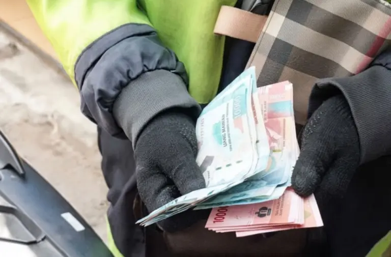 Diduga Edarkan Uang Palsu, Wanita Berjaket Ojol Diamankan Polisi Terduga mengeluarkan uang palsu di Cimahi (ss/istimewa)