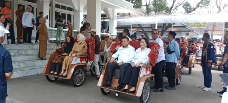 Garut Terima 260 Becak Listrik, Penarik Lansia Jadi Prioritas 260 becak listrik gratis disalurkan di Garut. Penarik becak lansia diprioritaskan, lengkap dengan layanan perbaikan dan suku cadang gratis. (Istimewa)
