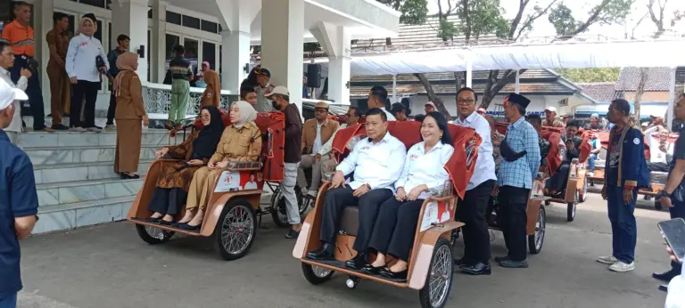 Garut Terima 260 Becak Listrik, Penarik Lansia Jadi Prioritas 260 becak listrik gratis disalurkan di Garut. Penarik becak lansia diprioritaskan, lengkap dengan layanan perbaikan dan suku cadang gratis. (Istimewa)