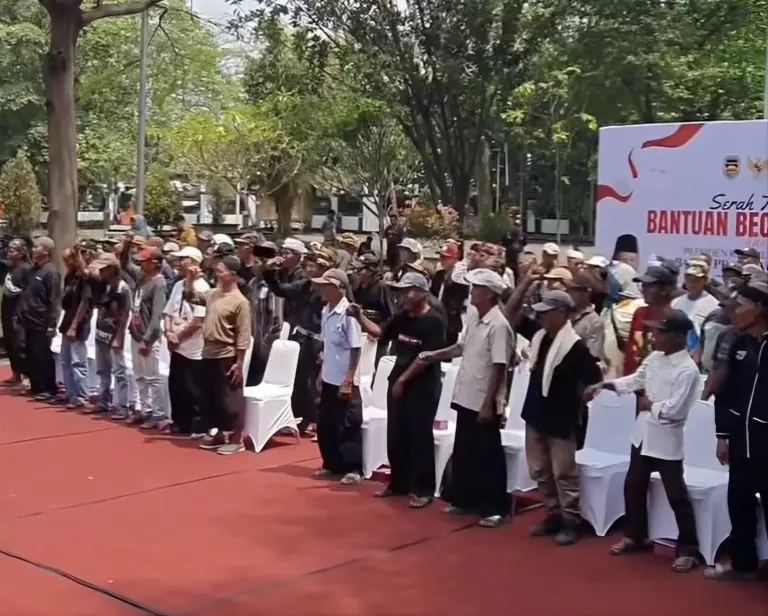 Sejumlah pengemudi becak menerima bantuan becak listrik di Alun-alun Taman Pasanggrahan Padjadjaran, Purwakarta, Rabu (30/9/2026).