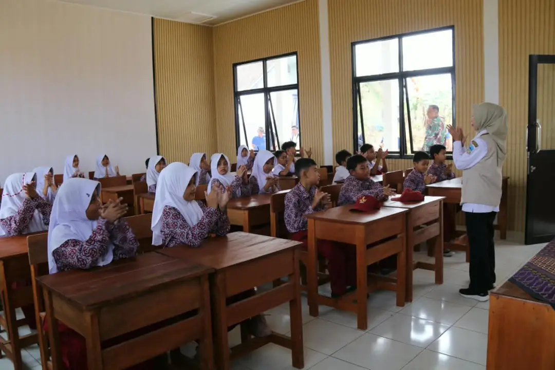 Peresmian pembangunan ruang kelas serta toilet berbahan dasar sampah plastik yang diinisiasi Yayasan Bakti Barito di SDN 3 Sukanegla, Kecamatan Garut Kota, Kabupaten Garut, Rabu (30/9/2026)