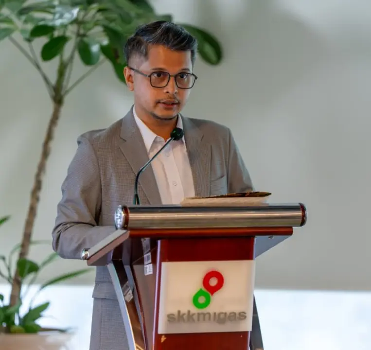 Aldy Amir berbicara di podium SKK Migas usai terpilih sebagai Ketua SP SKK Migas periode 2026-2028