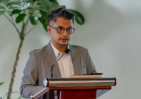 Aldy Amir berbicara di podium SKK Migas usai terpilih sebagai Ketua SP SKK Migas periode 2026-2028