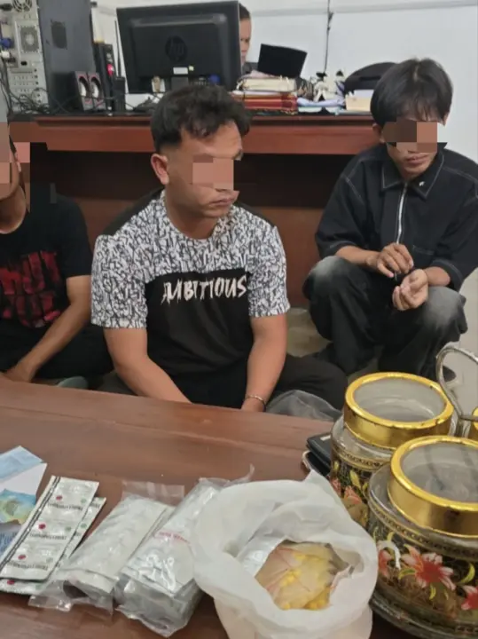 Polisi membongkar dugaan transaksi obat keras di Cibatu, Garut, dan menyita ratusan butir Tramadol.