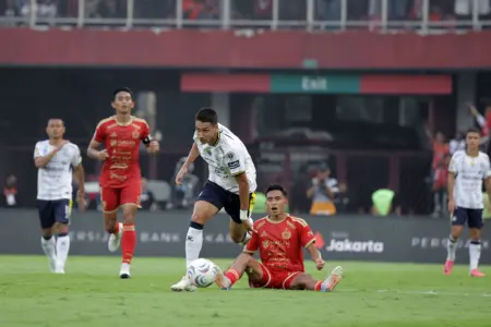 Pemain Persib Bandung luka Menalo saat berduel dengan pemain Persija