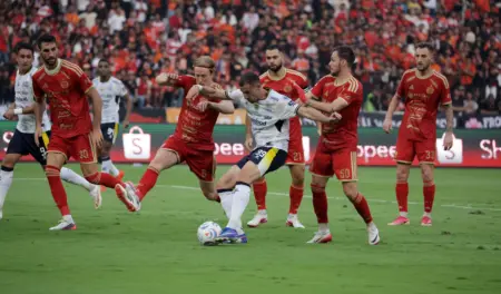 Pemain Persib Bandung Balsa Sekulic, saat berebut bola dengan pemain Persija