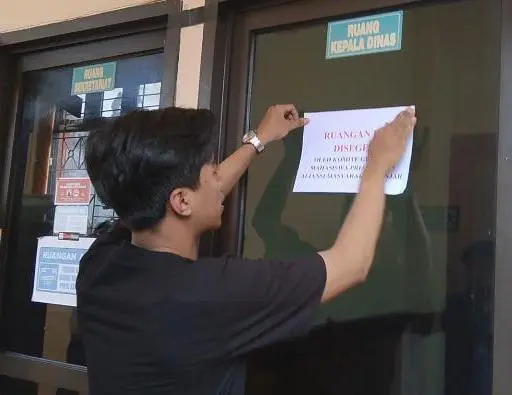 Aksi Protes Koalisi Gerakan Mahasiswa Priangan Timur (KGMT) menyegel Ruang Kepala Dinas Pendidikan dan Kebudayaan Kota Banjar , Jumat (2/10/2026).(Foto:AMAS)