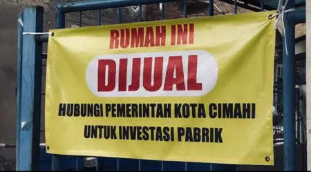 Bentangan spanduk di kawasan kompleks Melong Green Garden Cimahi (Bagus/koranmandala)