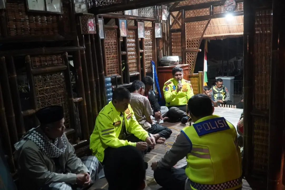Polres Tasikmalaya Ngariung Kamtibmas di Pos Kamling Warung Cikopi Bikin Warga Meledak, Sabtu (3/1//2026). (Foto:Amas)