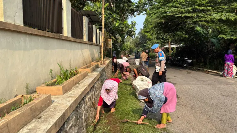 Antisipasi Saluran Tersumbat, Warga Wanayasa Bersihkan Jalur Air Antisipasi Saluran Tersumbat, Warga Wanayasa Bersihkan Jalur Air