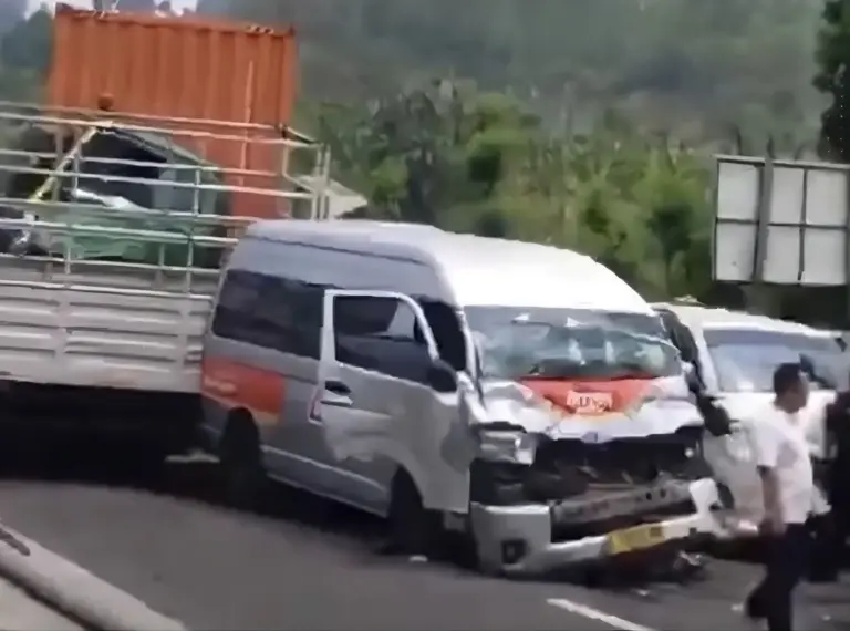 Truk Trailer Diduga Gagal Rem, 14 Kendaraan Beruntun di Tol Cipularang Truk Trailer Diduga Gagal Rem, 14 Kendaraan Beruntun di Tol Cipularang
