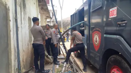 Pesantren Miftahul Huda Kekurangan Air, Polres Tasikmalaya Kota Salurkan 7.000 Liter Bantuan