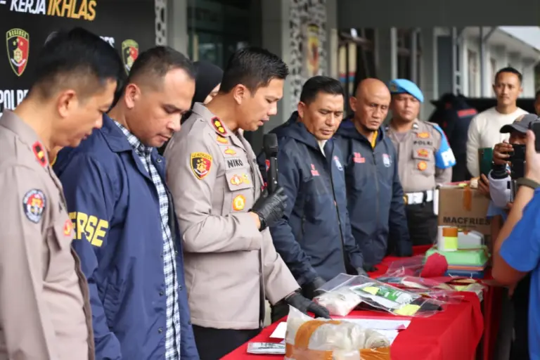 Diduga Palsukan Kemasan Teh Herbal Sehatku, Empat Orang Diamankan Polres Garut Diduga Palsukan Kemasan Teh Herbal Sehatku, Empat Orang Diamankan Polres Garut