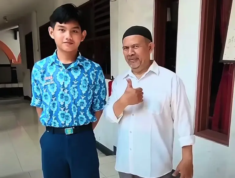 Yudha Pramudya, pelajar SMPN 2 Cimahi, meraih juara pertama fotografi UNESCO Youth Eyes on the Silk Roads 2026 lewat potret perajin Jepara.