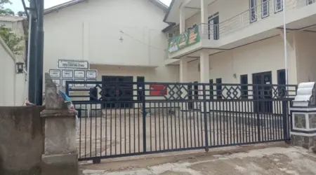 Kades Tersandung Kasus Hukum, Pelayanan Desa Tetap Berjalan Kades Cianting Utara Imam Tabroni tersandung kasus hukum, namun pelayanan masyarakat tetap berjalan melalui sekdes dan perangkat desa lainnya. (Rachma/Koran Mandala)
