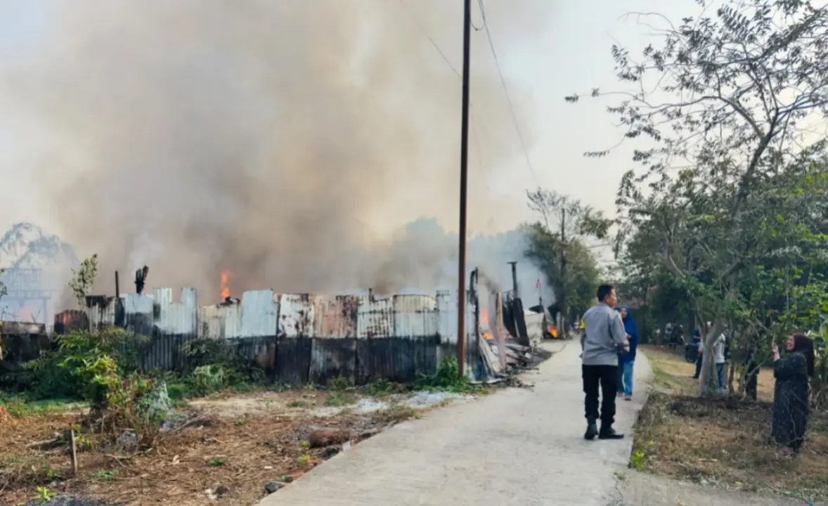 Gudang limbah di Desa Kertamukti, Purwakarta, terbakar. Tiga unit mobil pemadam dikerahkan untuk mengendalikan api dan mencegah kebakaran meluas. (Rachma/Koran Mandala)