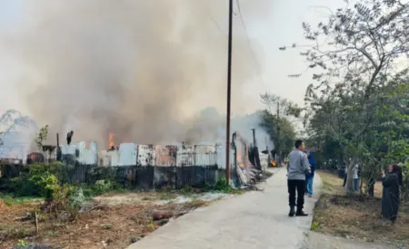 Gudang limbah di Desa Kertamukti, Purwakarta, terbakar. Tiga unit mobil pemadam dikerahkan untuk mengendalikan api dan mencegah kebakaran meluas. (Rachma/Koran Mandala)