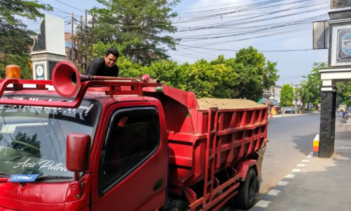 Truk angkutan barang tanpa terpal berisiko membahayakan pengguna jalan. Satlantas Polres Purwakarta menertibkan dan mengimbau pengemudi menutup muatan. (Rachma/Koran Mandala)