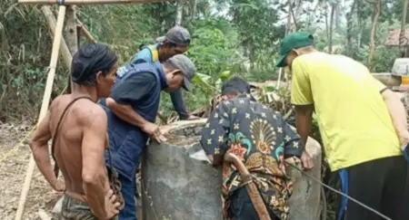 Warga saat mengevakuasi dua pemuda yang terjebak di dasar sumur kering (foto: istimewa)