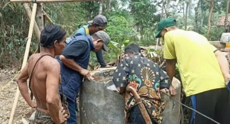 Niat Menolong Rekan yang Terjebak di Dalam Sumur Kering, Pria Asal KBB Meninggal Dunia Warga saat mengevakuasi dua pemuda yang terjebak di dasar sumur kering (foto: istimewa)