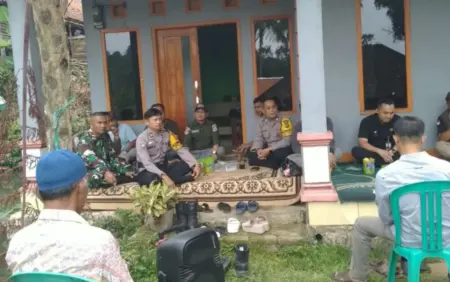 Dugaan Pencemaran Penyulingan Cengkeh Dikeluhkan Warga Pasirangin Warga Pasirangin, Purwakarta, mengeluhkan dugaan pencemaran dari aktivitas penyulingan daun cengkeh yang dibahas melalui musyawarah bersama. (Rachma/Koran Mandala)