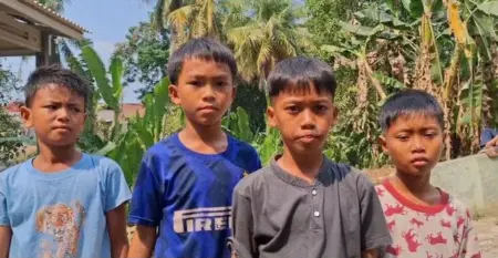 Empat siswa SDN 5 Nagri Kaler yang tergabung dalam Pandawara Cilik membersihkan sampah di selokan sekitar permukiman warga, Purwakarta. (Istimewa)