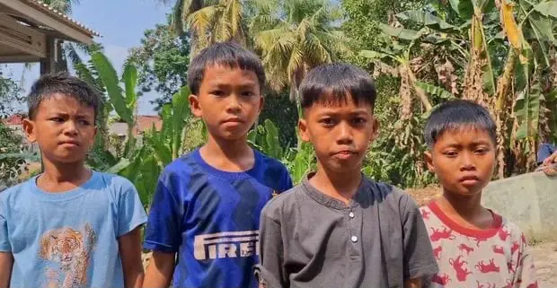 Viral! Aksi Pandawara Cilik Bersihkan Sampah di Purwakarta Empat siswa SDN 5 Nagri Kaler yang tergabung dalam Pandawara Cilik membersihkan sampah di selokan sekitar permukiman warga, Purwakarta. (Istimewa)