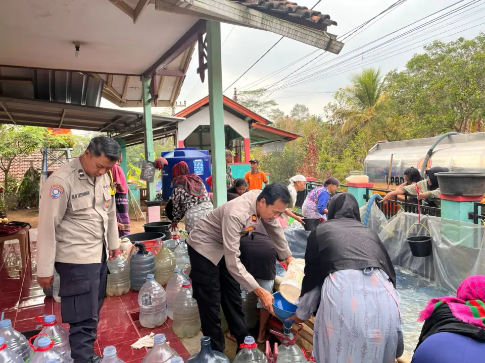 Polres Banjar bersama BPBD Kota Banjar menyalurkan 5.000 liter air bersih bagi warga Dusun Priagung yang terdampak kemarau. (Istimewa)