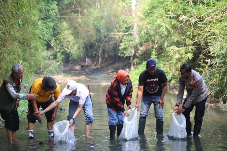 Sampah dan limbah mengancam ekosistem Sungai Cikembang, Purwakarta. Pembersihan sungai dan penebaran ribuan benih ikan dilakukan. (Istimewa)
