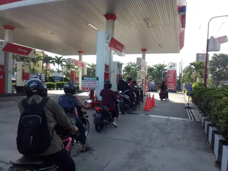 Dugaan Pengisian Berulang Pertalite Picu Antrean di Maniis Purwakarta Dugaan pengisian Pertalite berulang disoroti warga karena memicu antrean panjang di SPBU Maniis, Purwakarta (Rachma/Koran Mandala)