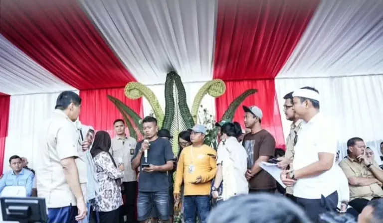 Program Gentengisasi Serap 500 Ribu Genteng Plered Program Gentengisasi Merah Putih menyerap 500 ribu genteng Plered untuk mendukung perbaikan hunian sekaligus menggerakkan industri lokal Purwakarta. (Istimewa)