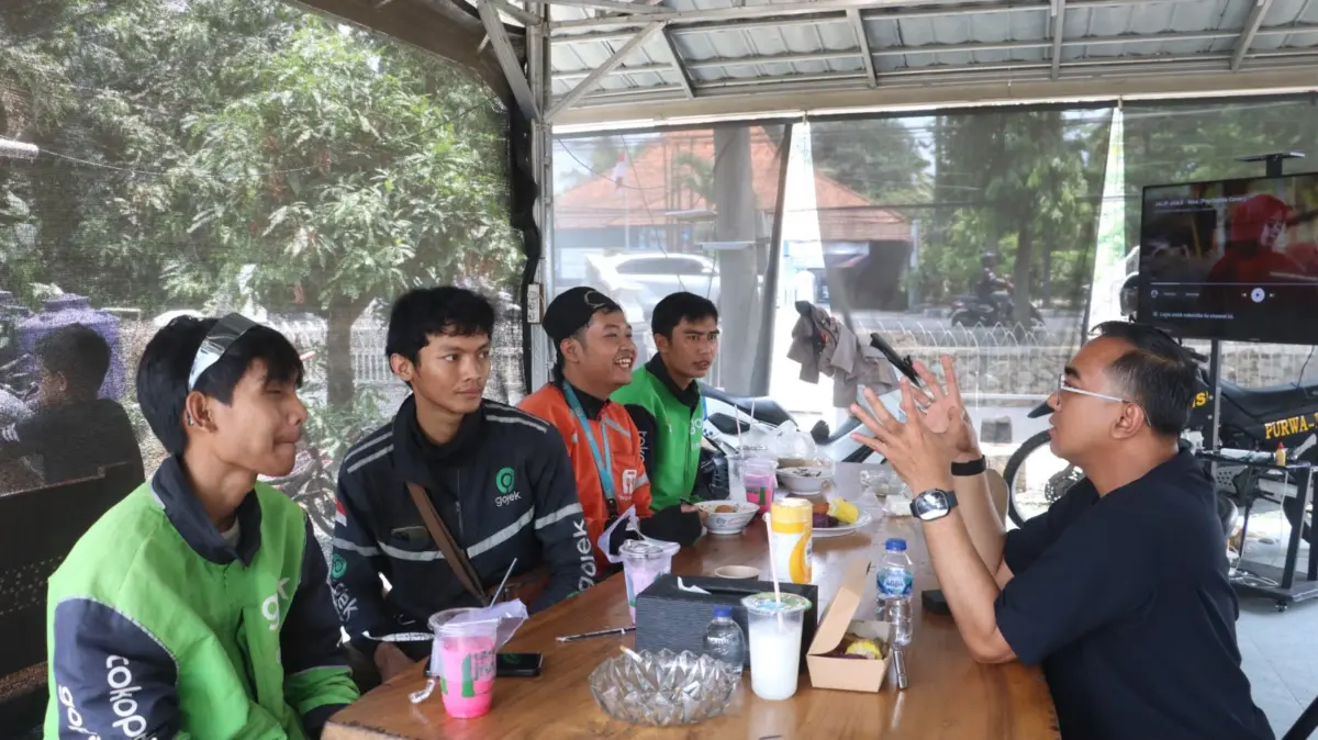 Pengemudi ojol Purwakarta didorong tertib berlalu lintas, menjaga keselamatan, serta membantu kepolisian menjaga keamanan dan ketertiban masyarakat. (Istimewa)