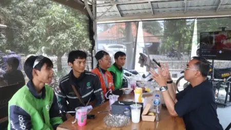 Ojol Purwakarta Didorong Jaga Keselamatan dan Kamtibmas Pengemudi ojol Purwakarta didorong tertib berlalu lintas, menjaga keselamatan, serta membantu kepolisian menjaga keamanan dan ketertiban masyarakat. (Istimewa)