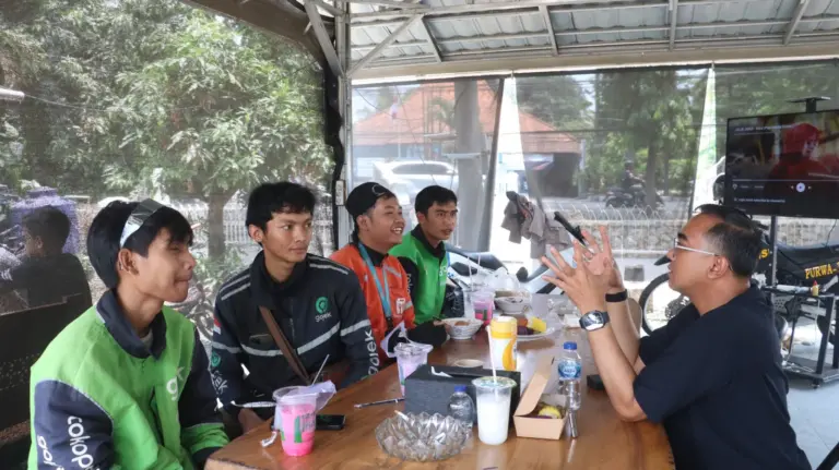 Pengemudi ojol Purwakarta didorong tertib berlalu lintas, menjaga keselamatan, serta membantu kepolisian menjaga keamanan dan ketertiban masyarakat. (Istimewa)