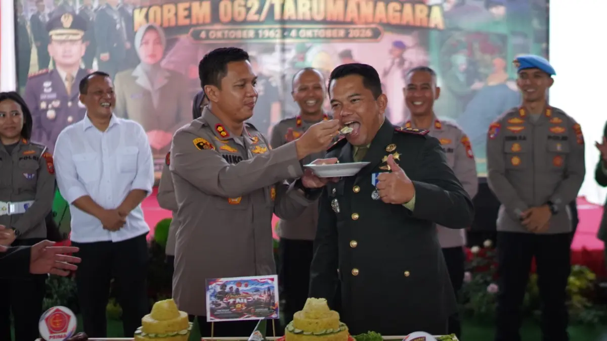 Polres Garut memperkuat sinergitas TNI-Polri saat HUT ke-81 TNI melalui kunjungan dan penyerahan tumpeng di Korem 062/Tarumanagara. (Istimewa)