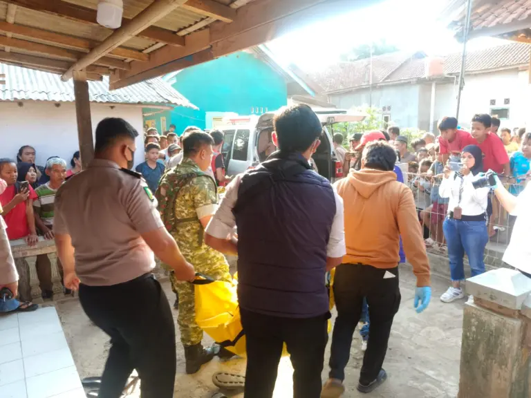 Pria 63 Tahun Ditemukan Meninggal di Pataruman,Polisi Lakukan Pemeriksaan Pria 63 tahun ditemukan meninggal di rumahnya di Pataruman, Kota Banjar. Polisi memeriksa lokasi dan memastikan tidak ada tanda kekerasan.