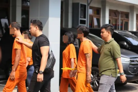 Polres Garut menetapkan lima tersangka dalam kasus dugaan TPPO dan eksploitasi seksual di Garut Selatan. Polisi masih mendalami peran tersangka dan aliran uang.