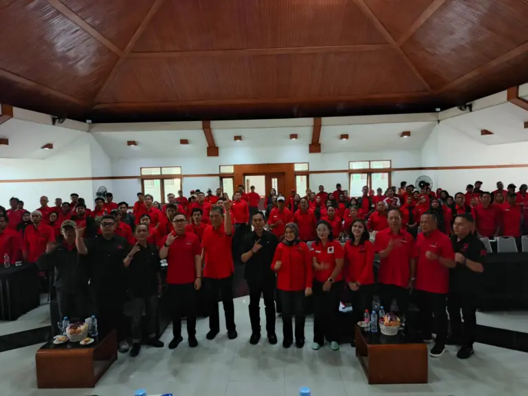 PDIP Bandung Perkuat Kapasitas Pengurus Ranting Lewat Pendidikan Politik DPC PDI Perjuangan Kota Bandung menggelar pendidikan politik untuk memperkuat ideologi, soliditas, dan kapasitas pengurus ranting dalam mengadvokasi persoalan masyarakat.
