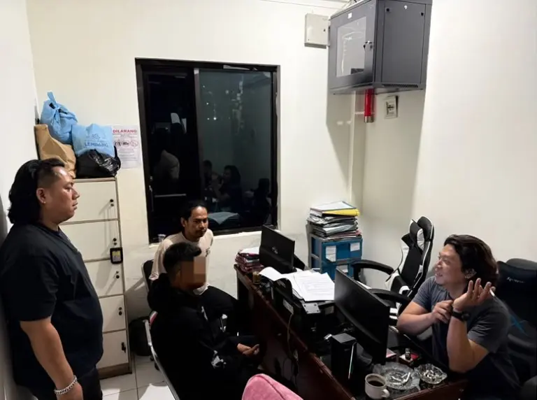 Polisi menangkap pemuda berusia 19 tahun yang diduga menembak pelajar menggunakan airgun di Garut. Aksi tersebut dipicu rasa sakit hati.